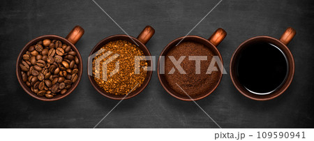 Set of takeaway black coffee cups on a dark background, top view 109590941