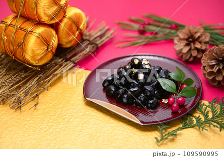 日本伝統のおせち料理 黒豆 金箔を添えて 日本伝統のおせち料理 黒豆 金箔を添えて 109590995