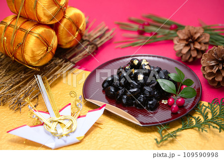 日本伝統のおせち料理　黒豆　金箔を添えて 109590998