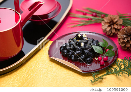 日本伝統のおせち料理 黒豆 金箔を添えて 日本伝統のおせち料理 黒豆 金箔を添えて 109591000