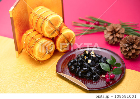 日本伝統のおせち料理 黒豆 金箔を添えて 日本伝統のおせち料理 黒豆 金箔を添えて 109591001