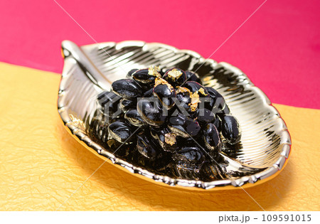 日本伝統のおせち料理　黒豆　金箔を添えて 109591015