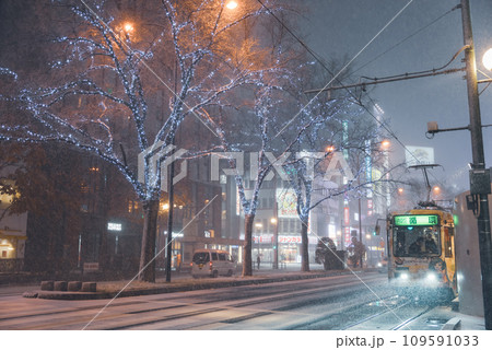 すすきのイルミネーションと路面電車 すすきのイルミネーションと路面電車 109591033