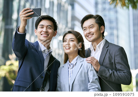 team of asian business people taking a selfie 109591075