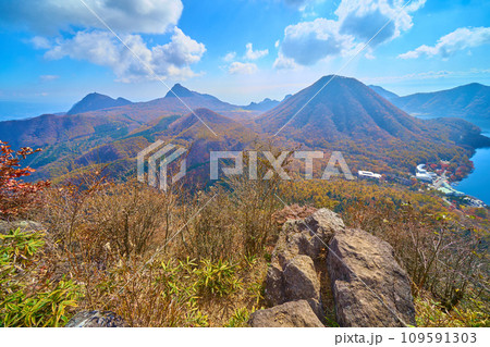秋の群馬県 榛名山(烏帽子ヶ岳)の山頂から南側(榛名富士,天目山など)の眺望 秋の群馬県 榛名山(烏帽子ヶ岳)の山頂から南側(榛名富士,天目山など)の眺望 109591303