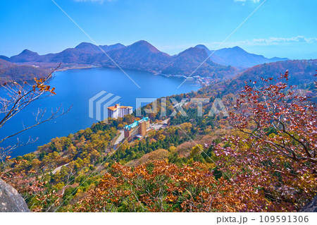 秋の群馬県 硯岩(すずりいわ)から南側の眺望(榛名湖,天目山,三ツ峰山など) 秋の群馬県 硯岩(すずりいわ)から南側の眺望(榛名湖,天目山,三ツ峰山など) 109591306