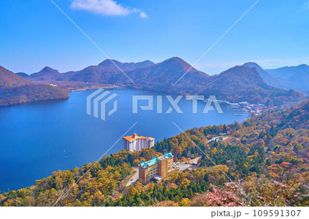 秋の群馬県 硯岩(すずりいわ)から南側の眺望(榛名湖,天目山,三ツ峰山など) 109591307