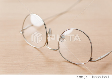 銀縁の眼鏡 109591591