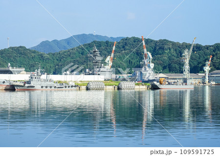 赤れんが博物館前から舞鶴港の艦船（京都府舞鶴市） 109591725