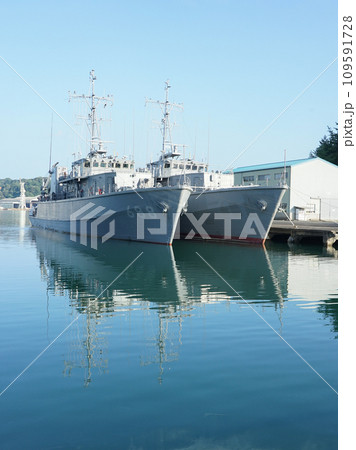 赤れんが博物館前から舞鶴港の艦船(京都府舞鶴市) 赤れんが博物館前から舞鶴港の艦船(京都府舞鶴市) 109591728