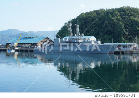赤れんが博物館前から舞鶴港の艦船（京都府舞鶴市） 109591731