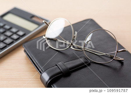 眼鏡と手帳と電卓 眼鏡と手帳と電卓 109591787