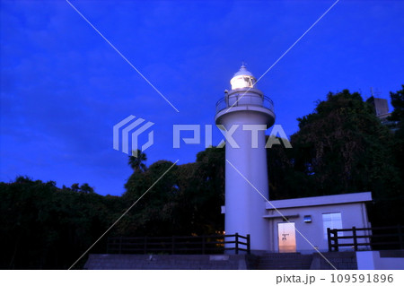 桂浜に立つ高知灯台　（高知県　高知市） 109591896