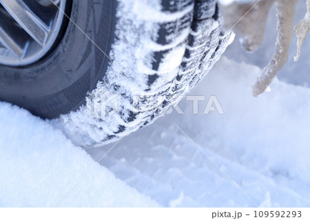 冬タイヤに付着した雪（スタットレスタイヤ） 109592293