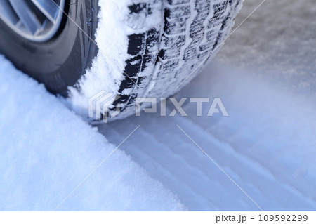 冬タイヤに付着した雪（スタットレスタイヤ） 109592299