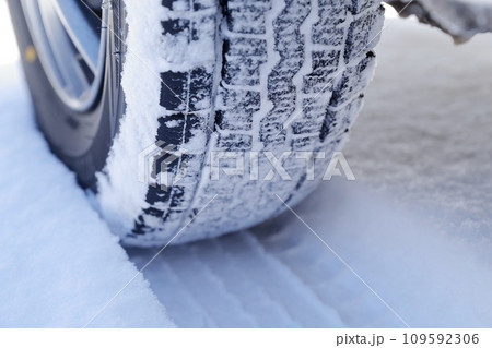 冬タイヤに付着した雪（スタットレスタイヤ） 109592306
