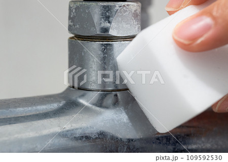 風呂場の水栓に付いた水垢をメラミンスポンジで掃除 風呂場の水栓に付いた水垢をメラミンスポンジで掃除 109592530