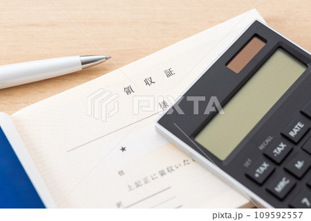 領収証と電卓 領収証と電卓 109592557