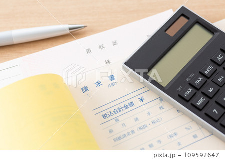 請求書と電卓 109592647