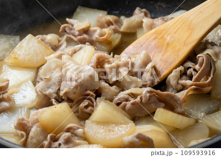 豚バラ肉と大根の煮物、調理シーン。 109593916