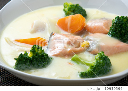 鮭のクリームシチューのアップ。 109593944