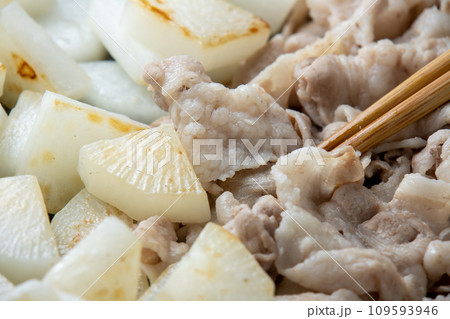 豚バラ肉と大根を炒める。豚バラ大根の煮物、調理シーン。 109593946