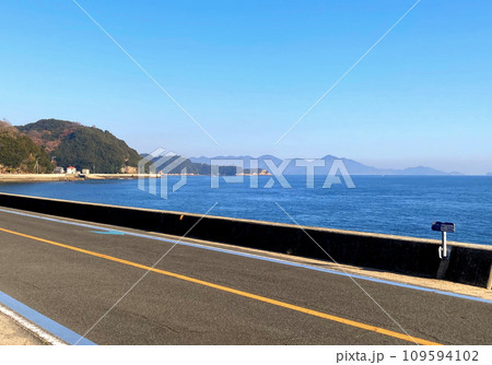 しなまみ街道の向島から見た瀬戸内海 109594102