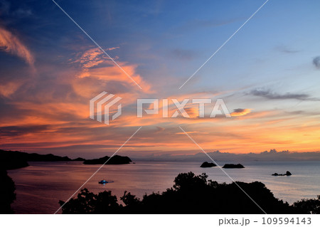 湯浅湾の夕日(右から毛無島・苅藻島・鷹島)　【和歌山県湯浅町】 109594143