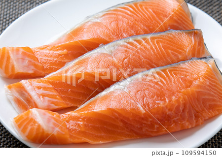 銀鮭切り身、三切れ。 109594150