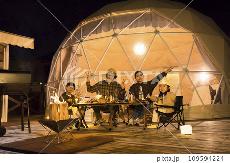 グランピング施設で夕飯を食べる家族イメージ グランピング施設で夕飯を食べる家族イメージ 109594224