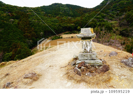 長崎県　平戸市　春日集落　キリシタン墓地遺跡　丸尾山 109595219