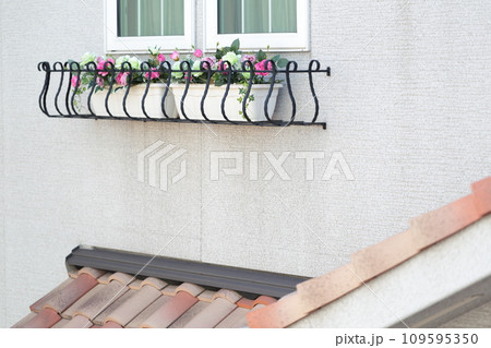 南欧風住宅のフラワーボックスと瓦屋根 南欧風住宅のフラワーボックスと瓦屋根 109595350