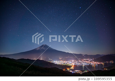 （山梨県）晩秋のカラマツ黄葉と富士山　深夜 109595355