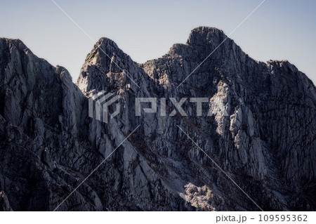 険しい岩山 険しい岩山 109595362