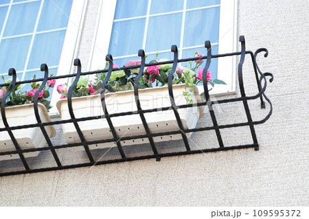 南欧風住宅のフラワーボックス 109595372