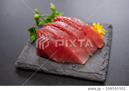 生マグロの刺し身　中トロ 109595502