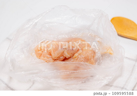 ポリ袋で揉んだ簡単鶏団子 109595588