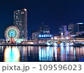神戸市の観覧車と水面に反射する綺麗な夜景 109596023