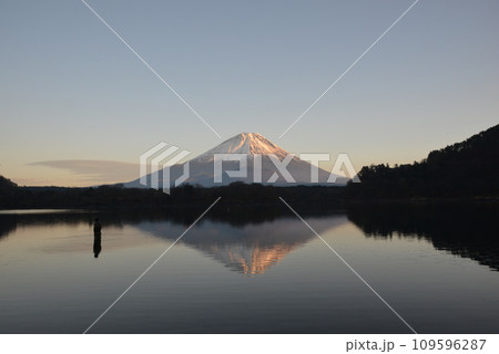 精進湖から夕焼けの富士山 109596287