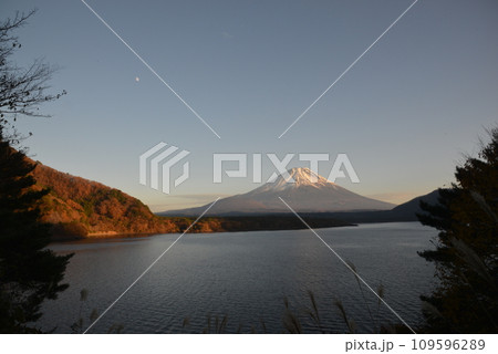 本栖湖から夕方の富士山 109596289