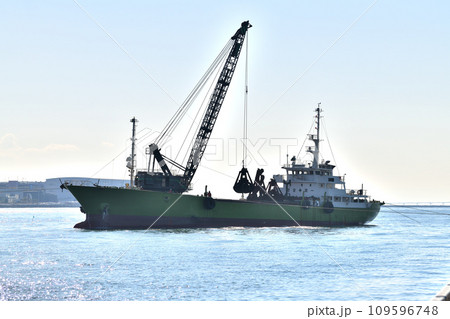 沖護岸工事　基礎捨石投入作業風景 109596748