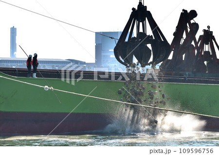沖護岸工事　基礎捨石投入作業風景 109596756