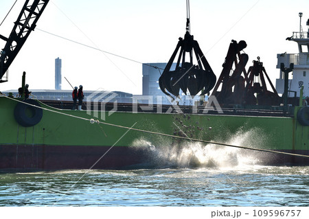 沖護岸工事　基礎捨石投入作業風景 109596757