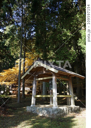 岡山県勝田郡奈義町にある浄土宗の寺「菩提寺」(全国銘木百選にも選ばれた大イチョウで有名) 岡山県勝田郡奈義町にある浄土宗の寺「菩提寺」(全国銘木百選にも選ばれた大イチョウで有名) 109597154