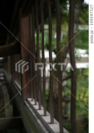 神社の格子塀 109597327