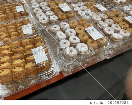 大容量のドーナッツ売り場 109597328