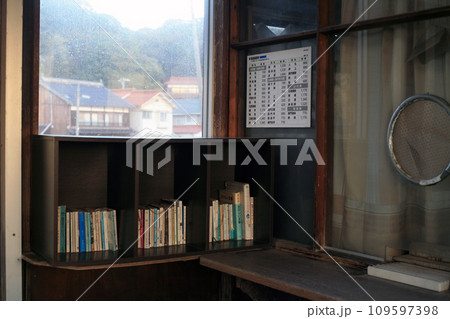 駅の待合室の善意文庫 駅の待合室の善意文庫 109597398