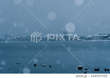 湖北の滋賀県高島市マキノ町海津浜の雪降る古い集落を撮影 109597458