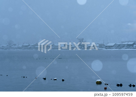 湖北の滋賀県高島市マキノ町海津浜の雪降る古い集落を撮影 109597459