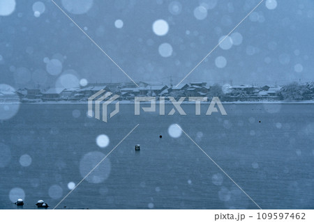 湖北の滋賀県高島市マキノ町海津浜の雪降る古い集落を撮影 109597462